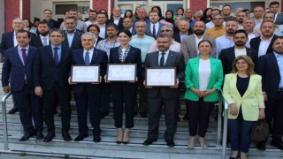 AK Partili vekiller mazbatalarına kavuştu