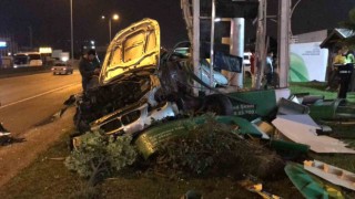 Akaryakıt istasyonunun fiyat tabelasına çarpan otomobilin sürücüsü yaralandı