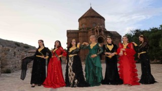 Akdamar Adasında ünlü mankenlerden yöresel kıyafet defilesi