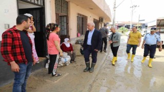 Akdeniz Belediyesi, yağıştan etkilenen vatandaşlara yardım etti