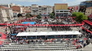 Aksarayda 19 Mayıs 2 bin 100 kişinin taşıdığı 550 metrelik bayrakla kutlandı