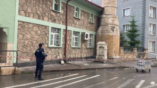 Aleme isabet eden yıldırım cemaati korkuttu
