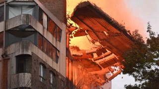 Alevlerin sardığı binanın duvarı bir anda yıkıldı
