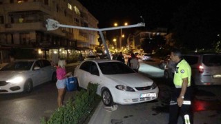 Alkollü sürücü refüjü aşıp otomobile çarptı, aydınlatma direği üzerine yıkıldı