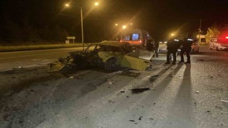 Alkollü ve ehliyetsiz sürücü yol kenarında duran tıra çarptı: 3 yaralı