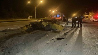 Alkollü ve ehliyetsiz sürücü yol kenarında duran tıra çarptı: 3 yaralı