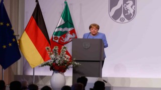 Almanyanın eski Başbakanı Merkel devlet ödülü ile onurlandırıldı
