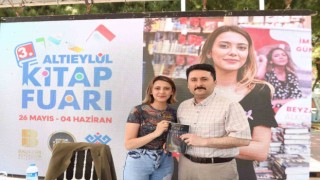 Altıeylül Kitap Fuarında yazarlara büyük ilgi