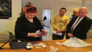 Altın ve paralarını otobüste unuttuğunu belediyeden gelen telefonla öğrendi