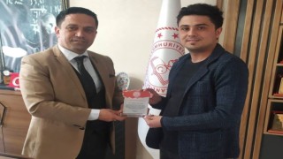 Altıntaşta deprem bölgesinde görev yapan öğretmenlere plaket