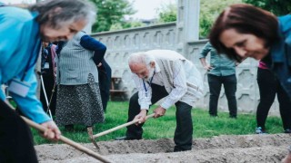 Alzheimer Yaşam Merkezinde fideler toprakla buluştu