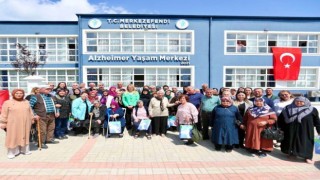 Alzheimer Yaşam Merkezindeki anneler unutulmadı