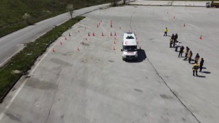 Ambulans sürücüleri parkurda ter döktü