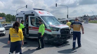Ambulansla otomobil çarpıştı: 2 ambulans personeli yaralandı