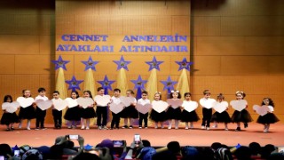 Anaokulu öğrencilerinden Anneler Günü kutlaması