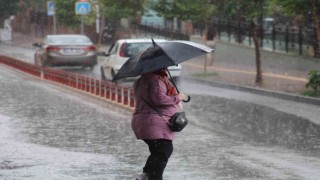 Aniden bastıran yağmura vatandaşlar hazırlıksız yakalandı