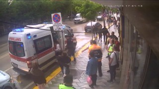 Aniden caddeye fırlayan çocuğa araba çarptı