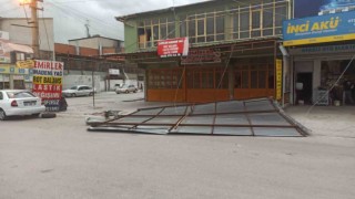 Ankarada fırtına çatıları uçurdu