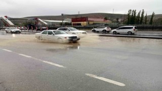Ankarada şiddetli yağış sürücülere ve vatandaşlara zor anlar yaşattı