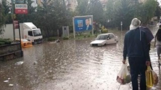 Ankarada yağış nedeniyle trafikte zor anlar