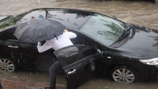 Ankaranın batı ilçelerinde sağanak yağış etkili oluyor