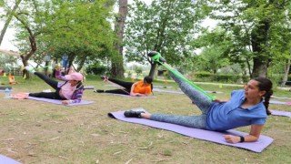 Anne ve çocuklar Zeytinparkta spor yaptı