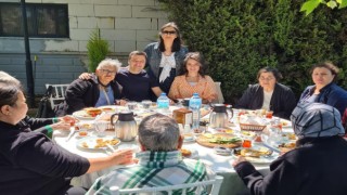 Anneler gününde huzurevinde kalan yaşlılar unutulmadı