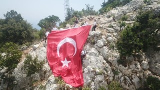 Antalyada 100 metrelik uçurumda Türk bayrağı astılar