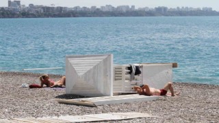 Antalyada dün savaş alanına dönen sahilde bugün sıcak hava keyfi
