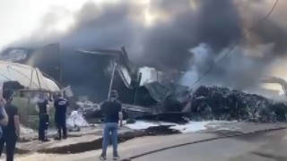 Antalyada geri dönüşüm tesisi alev alev yandı, gökyüzü siyaha büründü