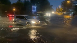 Antalyada şiddetli yağmurda araçlar yolda kaldı