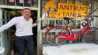 “Antikacı Taner” unutulmaya yüz tutmuş antika plak ve gramofonları yaşatıyor