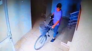 Apartmana giren şüpheliler bisikletleri çaldı, o anlar kamerada