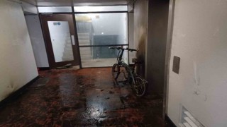 Apartmandaki elektrikli bisikletin bataryası patladı