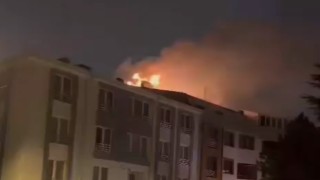 Apartmanın çatı katında korkutan yangın