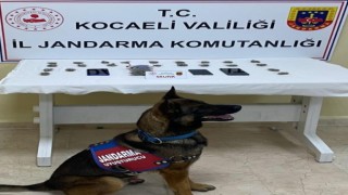 Aracında 100 gram skunk ve 3 cep telefonu ele geçirildi