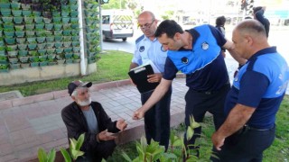 Araçları durdurup para isteyen alkollü dilenciler, ceza yazılırken bile içmeye devam etti