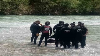 Araçlarıyla Munzur çayına düşerek kaybolan gençlerden birinin cansız bedenine ulaşıldı