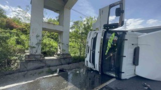Arnavutköyde otomobilin çarptığı kamyon yan yattı: 1 yaralı