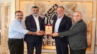 Artuklu Belediyesi Başkanı Tatlıdedeye teşekkür plaketi