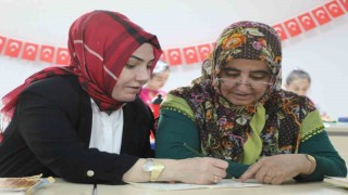 Asrın felaketinden sonra kaldığı KYK yurdunda okuma yazma öğrendi