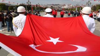 Atatürkü temsil eden bayrak karaya çıktı