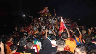 Aydında cadde ve sokaklar sarı-kırmızıya boyandı