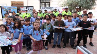 Aydında jandarma ve trafik ekipleri, vatandaşları bilgilendirdi