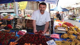 Aydında pazar tezgahları kırmızıya boyandı