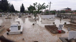 Aydındaki sağanak yağış mezarlığı su içerisinde bıraktı