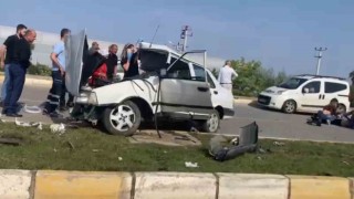 Aydınlatma direğine çarpan otomobil hurdaya döndü: 2 yaralı