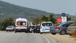 Ayvalıkta kontrolden çıkan otomobil yayaya çarptı; 2 yaralı