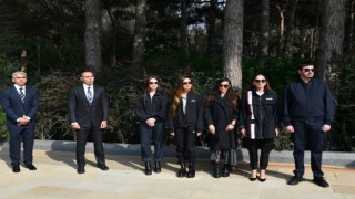 Azerbaycan Cumhurbaşkanı İlham Aliyev, merhum Cumhurbaşkanı Haydar Aliyevi mezarı başında andı