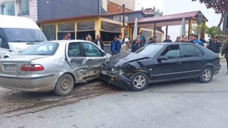 Bafrada iki otomobil çarpıştı: 2 yaralı